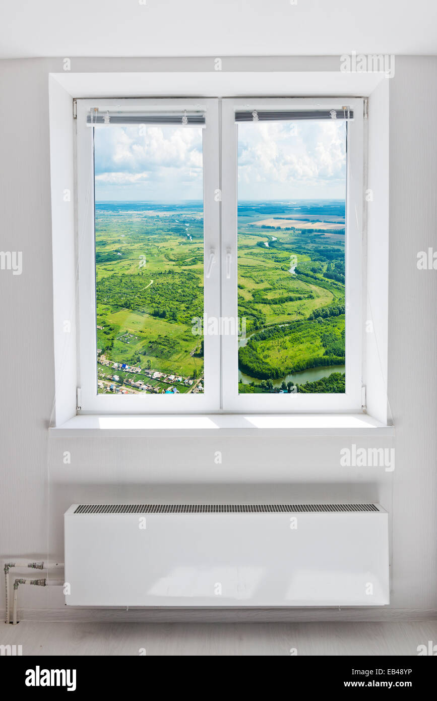 Double porte en plastique blanc avec fenêtre sous le radiateur. Chambre intérieure. Banque D'Images