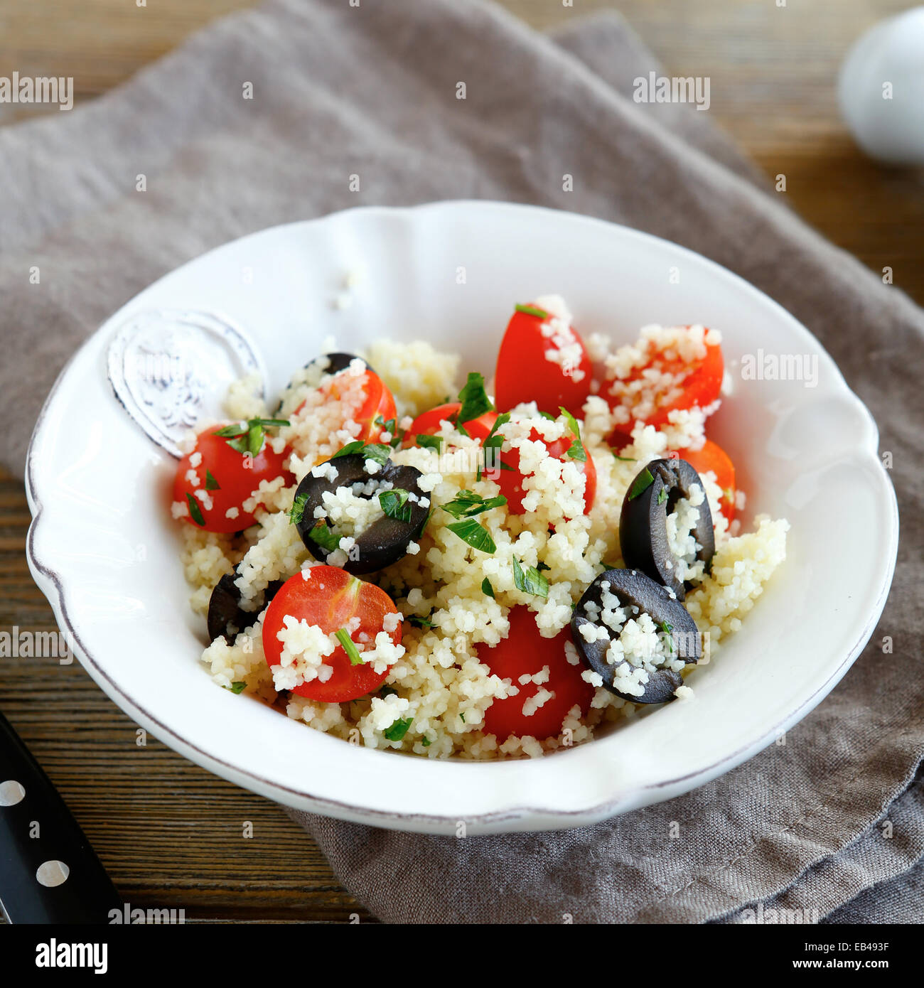 Salade de couscous aux légumes et olives en plaque blanche, de l'alimentation close up Banque D'Images