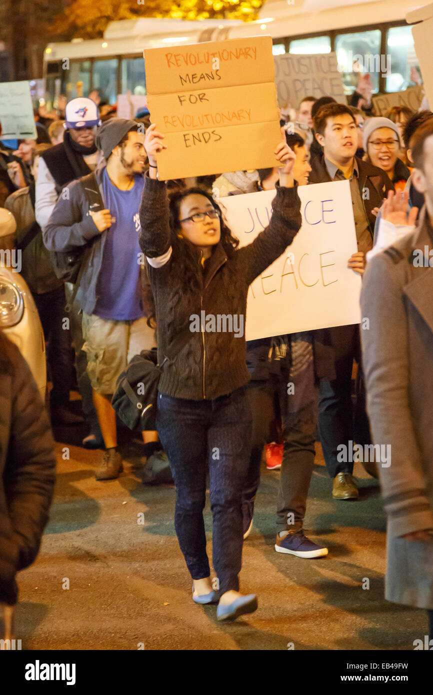 New York City, USA. 25Th Nov, 2015. Manifestations dans les rues de New York le 25 novembre 2014, un jour après un grand jury de Ferguson, MI a refusé de renvoyer une accusation dans la police de tir des adolescent afro-américain Michael Brown. Credit : Jannis Werner/Alamy Live News Banque D'Images