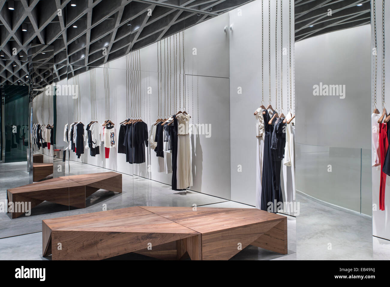 Victoria Beckham Store, Londres, Royaume-Uni. Architecte : Farshid  Moussavi, 2014. Premier étage de Victoria Beckham store, avec c Photo Stock  - Alamy