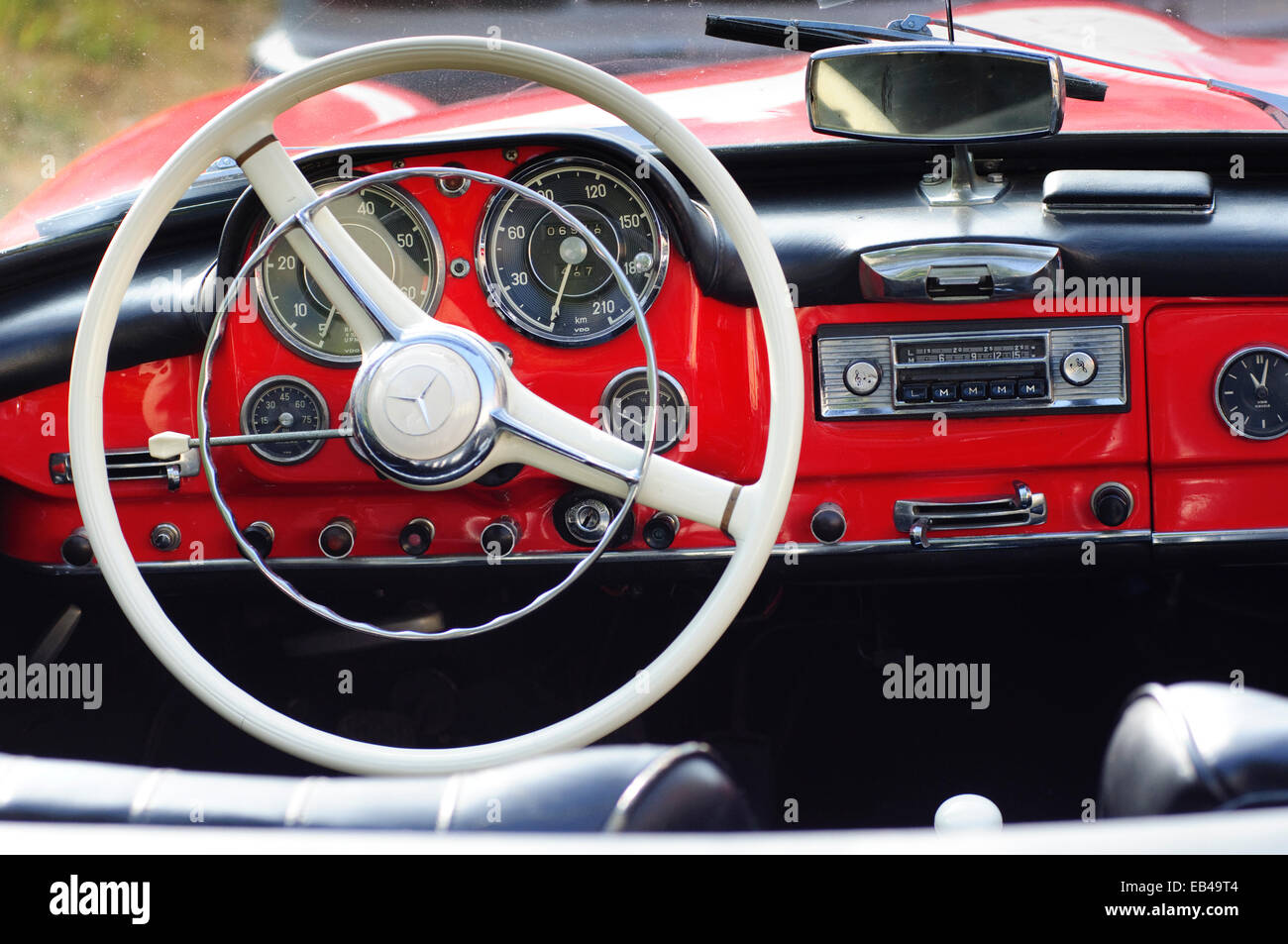 L'Italie, Lombardie, réunion du Vintage Car, Mercedes 190 SL, Close up du volant Banque D'Images