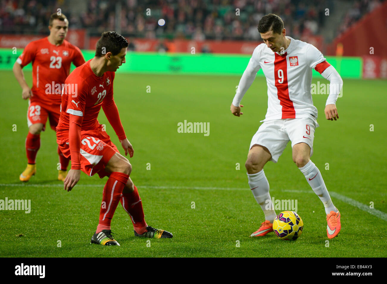 WROCLAW, Pologne - 18 NOVEMBRE 2014 : Fabian Schar (22) et Robert Lewandowski (9) en action au cours de match Pologne - Suisse 2 Banque D'Images