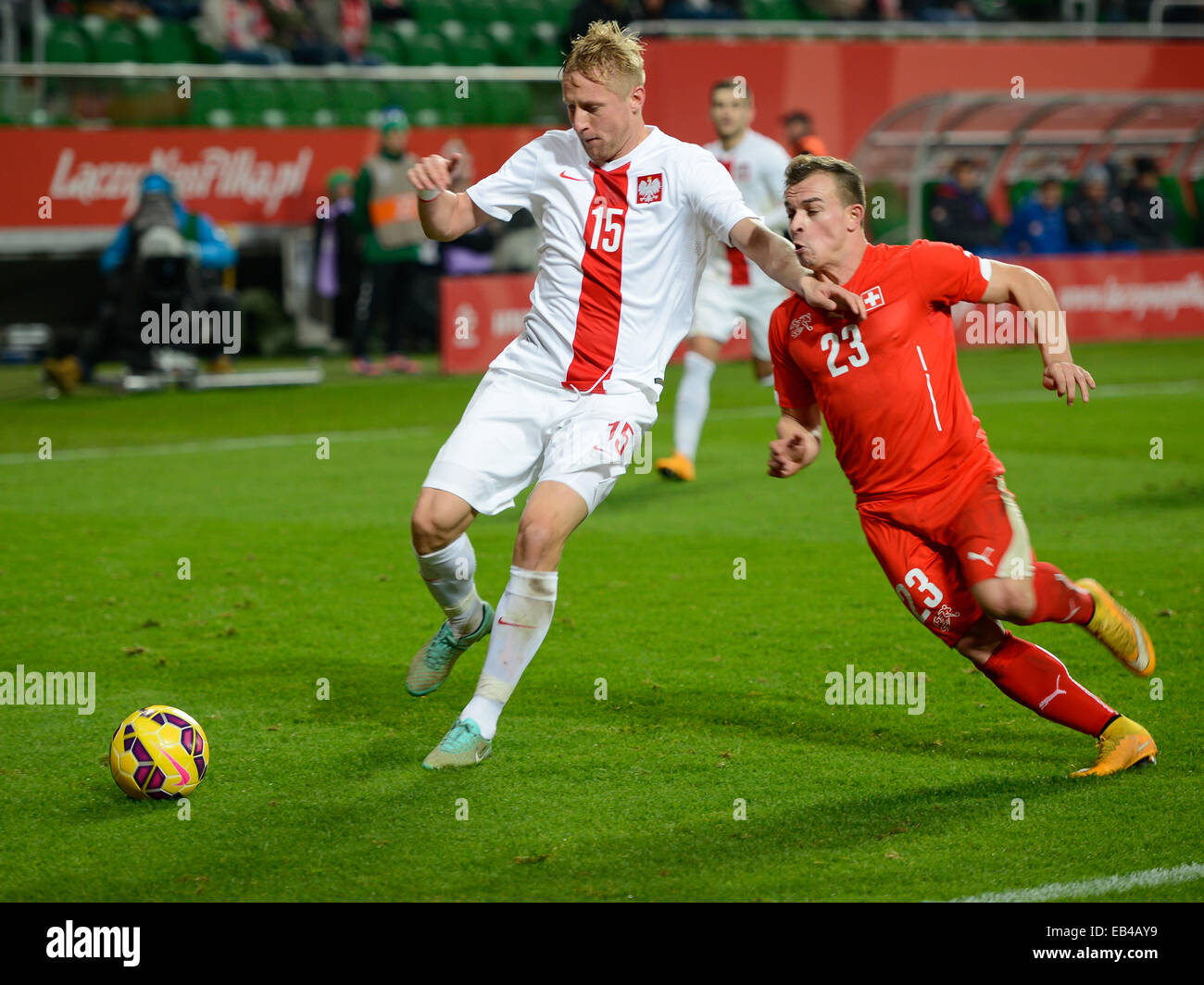 WROCLAW, Pologne - 18 NOVEMBRE 2014 : Kamil Glik (15) et Xherdan Shaqiri (23) en action au cours de match Pologne - Suisse 2:2. Banque D'Images