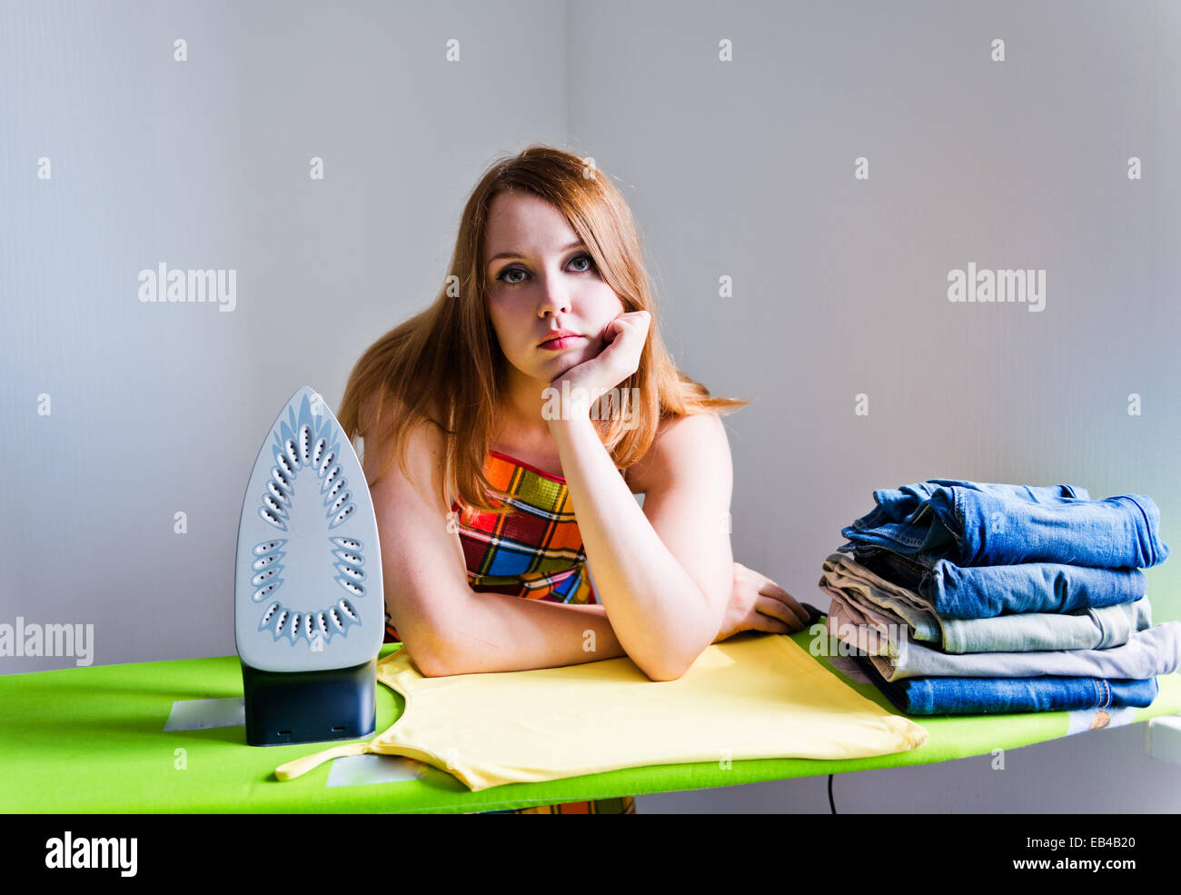 Femme Ennuyes De Faire Le Repassage Menage Photo Stock Alamy Femme Ennuyes De Faire Le Repassage Menage Photo Stock Alamy