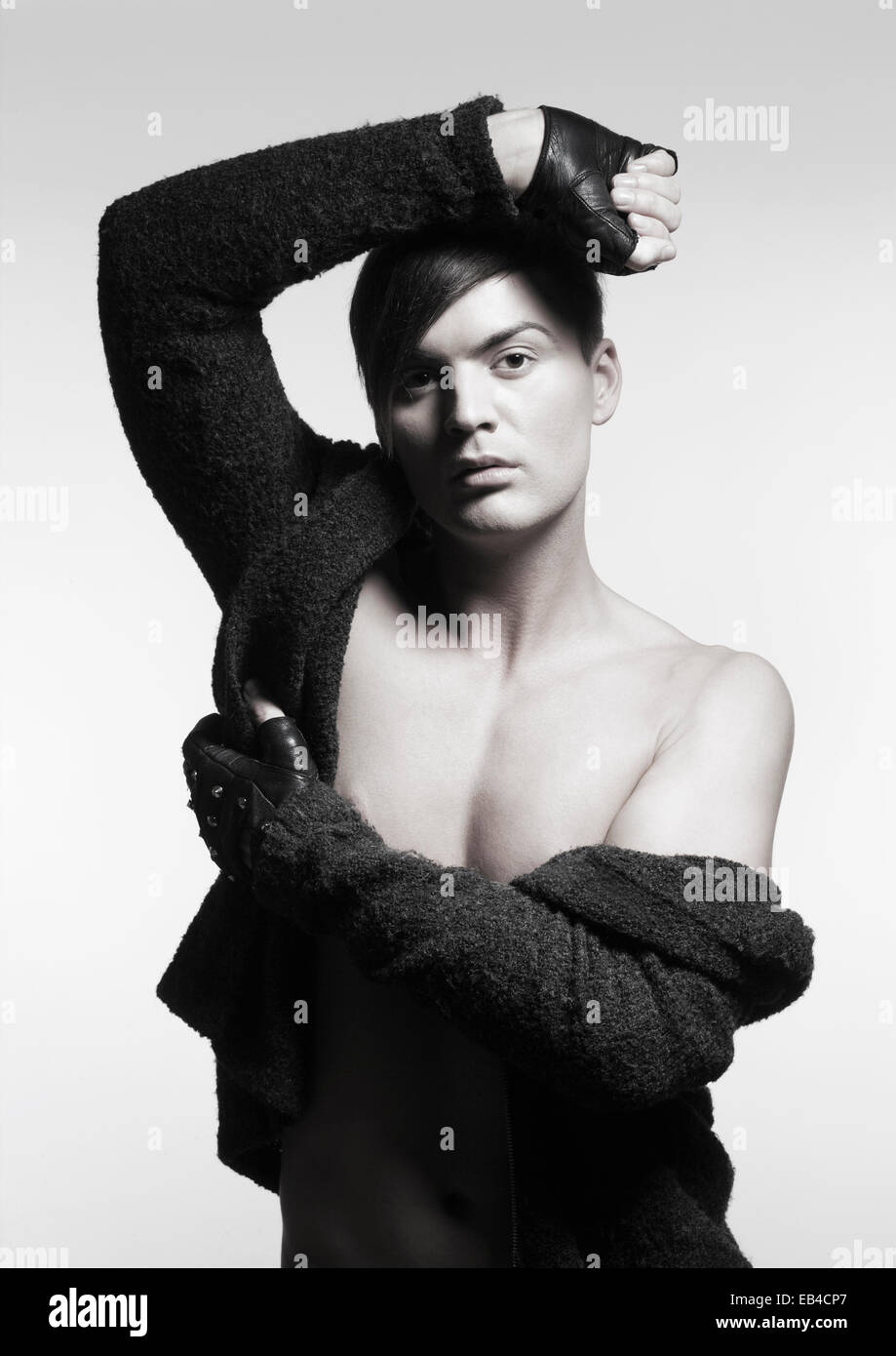 Portrait d'un jeune homme à la mode avec des gants Banque D'Images