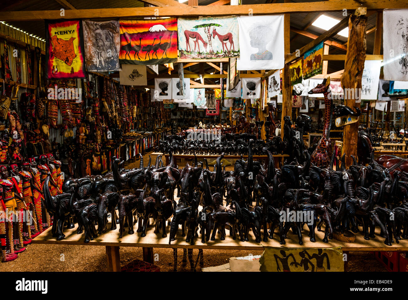 Les éléphants, lions et autres animaux sculptés dans du bois d'acajou pour la vente aux touristes dans un blocage des routes. Banque D'Images
