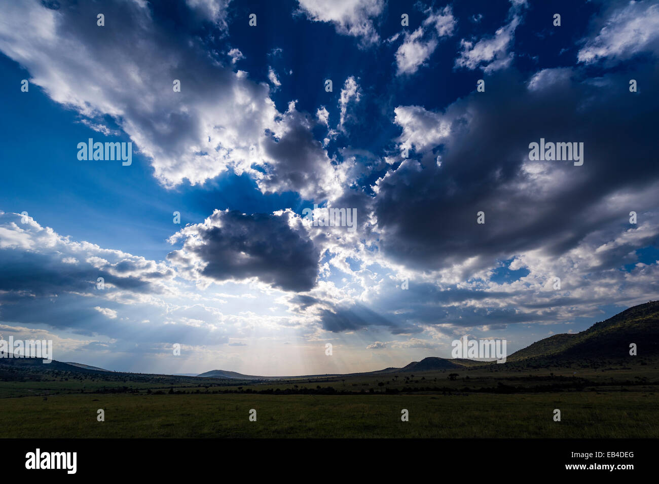 Rayons de rétroéclairage et entourent une formation de nuages sur la vallée du Grand Rift plaine de savane. Banque D'Images