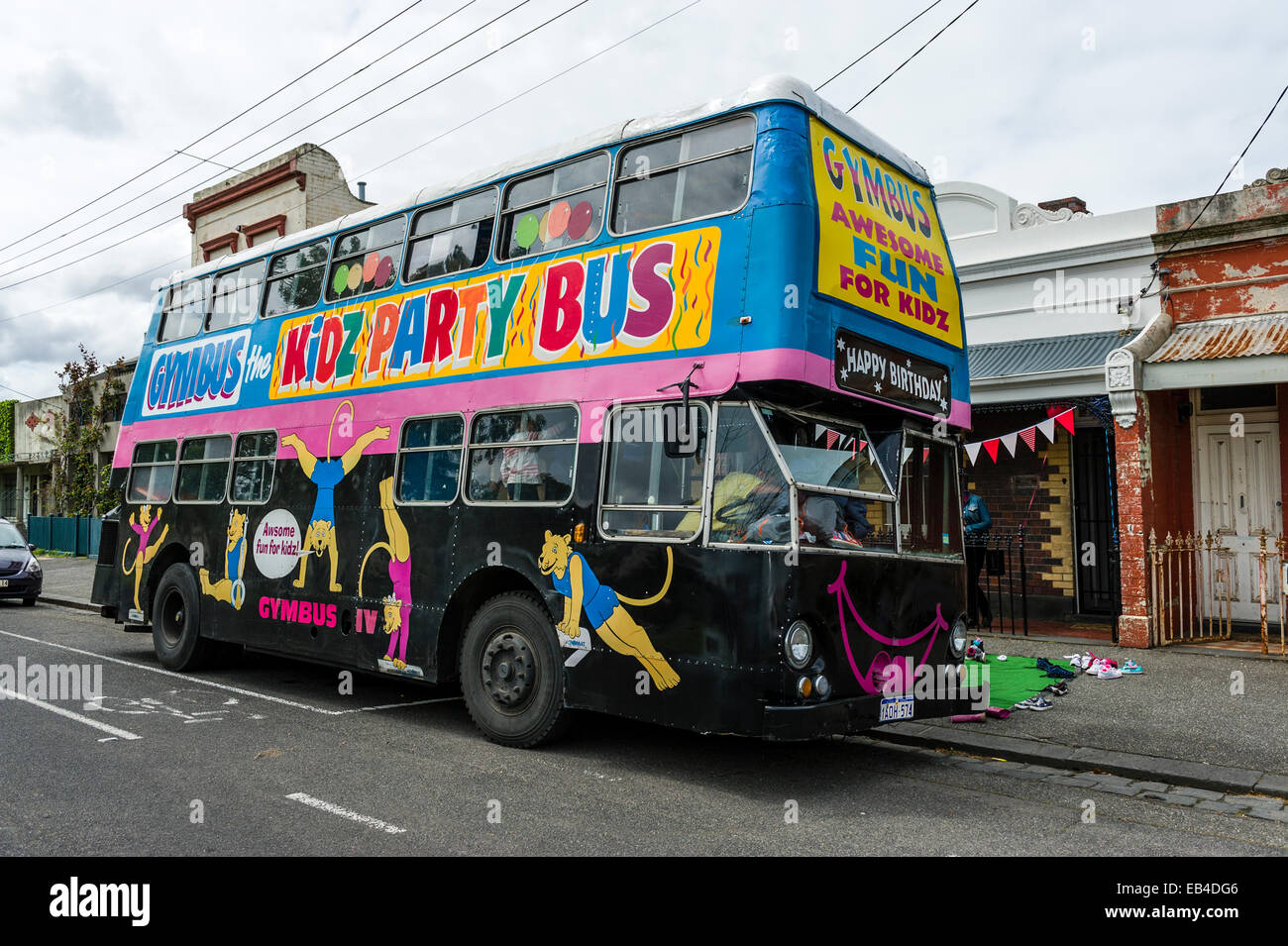 Enfants Jouant Sur Un Bus A Imperiale Converti En Un Lieu De Fete D Anniversaire Pour Les Activites De Gymnastique Photo Stock Alamy Enfants Jouant Sur Un Bus A Imperiale Converti En Un Lieu De Fete D Anniversaire Pour Les Activites De Gymnastique Photo Stock Alamy