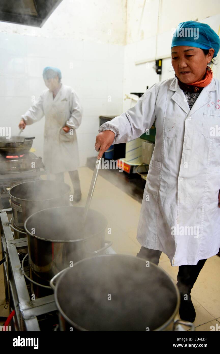 L'herboriste les médecins font des suppléments en chinois traditionnel pour coller les citoyens dans Shanghai, Chine, le 25 novembre, 2014. L'hiver est la meilleure saison pour les nourrir. Banque D'Images