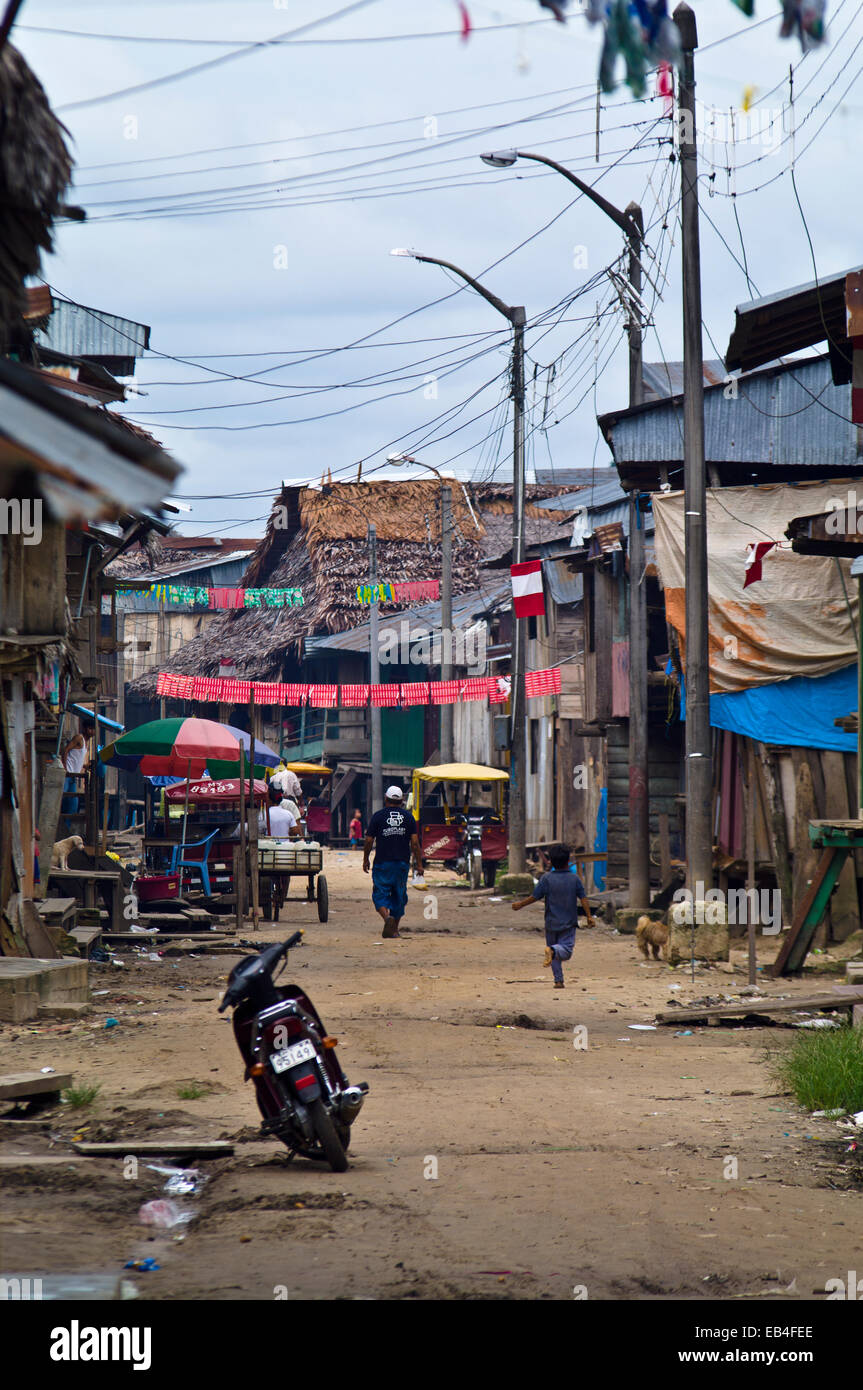 Un scooter est seul dans une ruelle d'Iquitos Pérou attend son retour propriétaires Banque D'Images