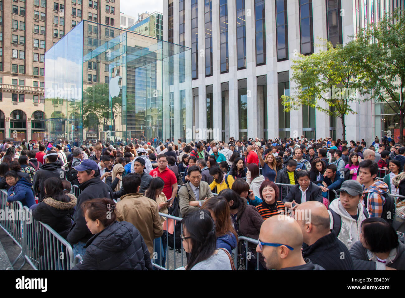 Les personnes en attente de l'iPhone 6 le jour de diffusion dans la ville de New York Banque D'Images
