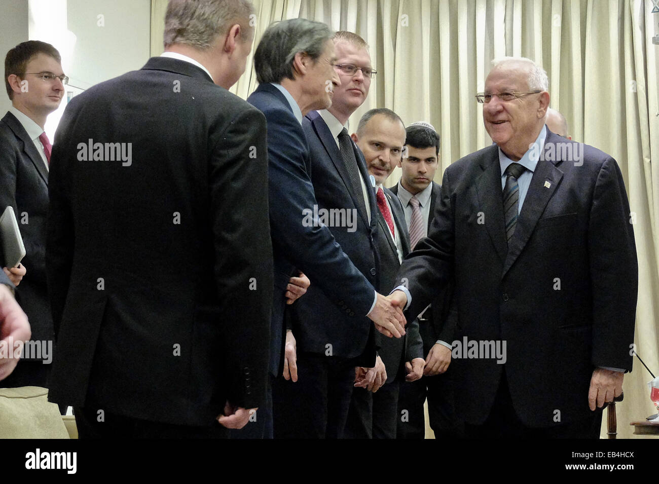 Israël. 26 Nov, 2014. Président de l'état d'Israël, Reuven Rivlin, accueille le premier ministre tchèque Bohuslav Sobotka et non gouvernementales, les ministres tchèque visite d'Israël dans le cadre de consultations intergouvernementales entre les deux pays. Credit : Alon Nir/Alamy Live News Banque D'Images