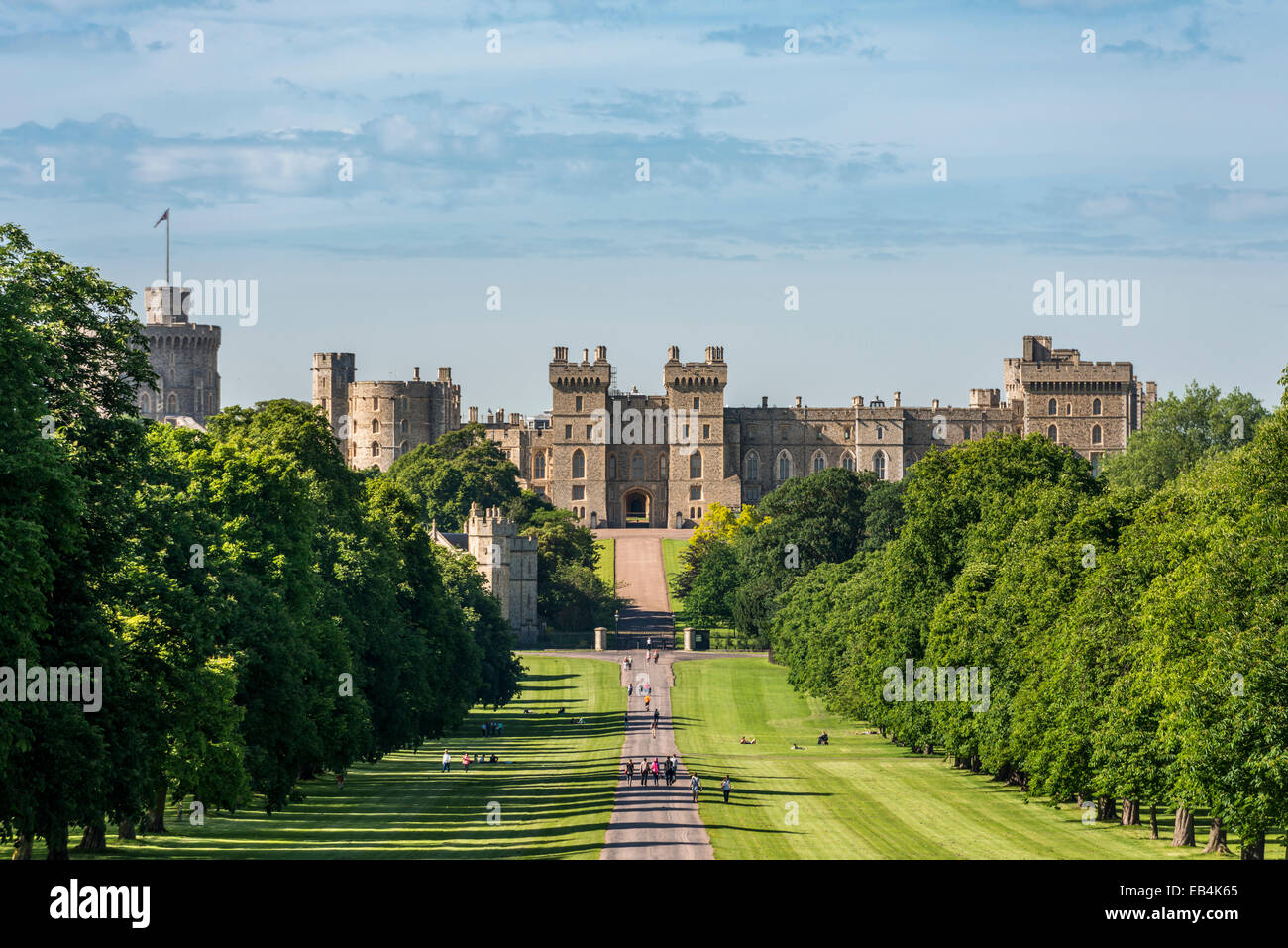 Le Château de Windsor est une résidence royale à Windsor dans le comté anglais du Berkshire. Vu ici à partir de la Longue Marche. Banque D'Images