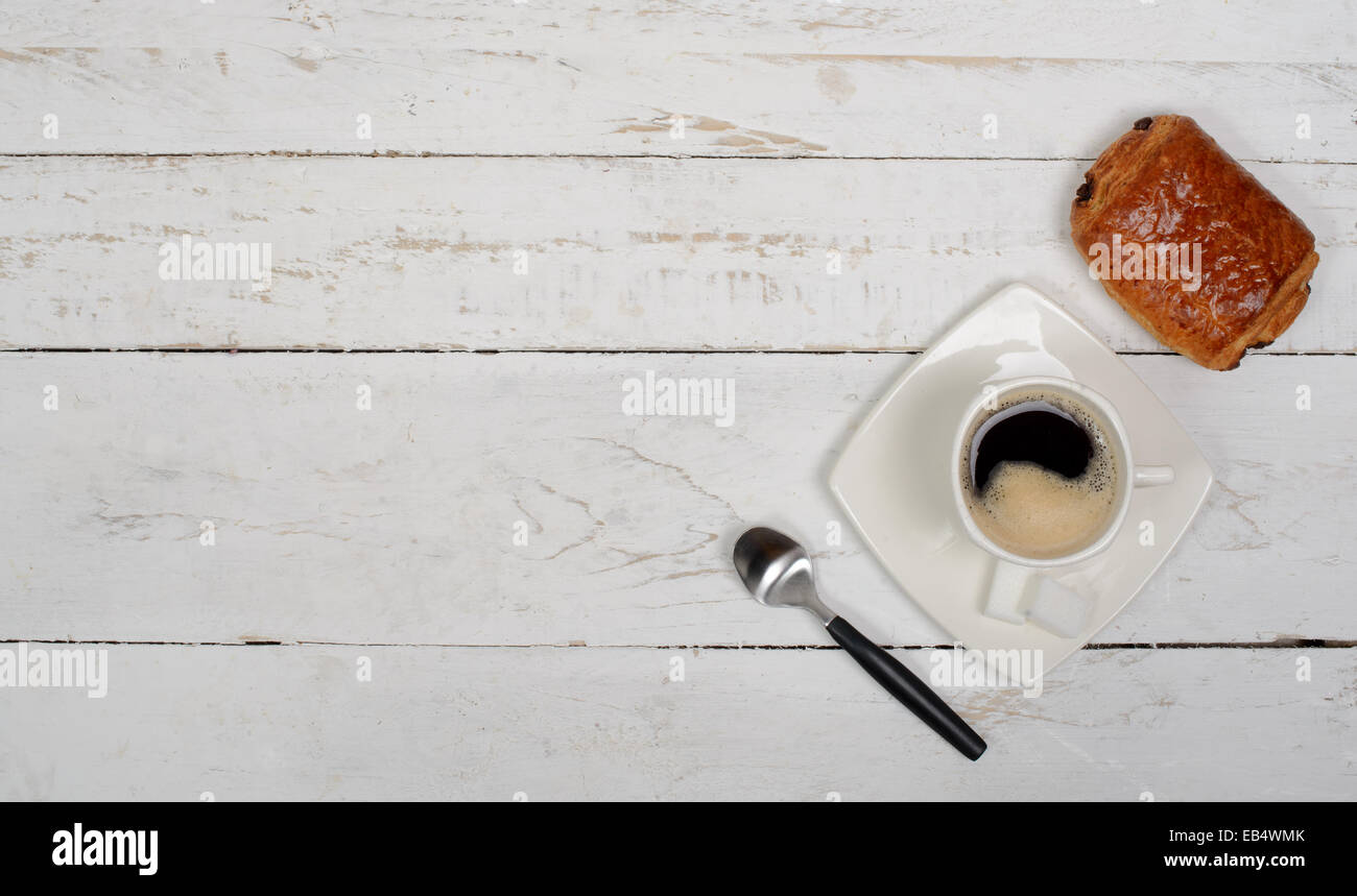 Petit-déjeuner français composé de café et pâtisseries sur tableau blanc Banque D'Images