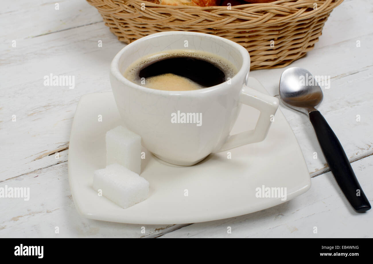 Petit-déjeuner français composé de café et pâtisseries sur tableau blanc Banque D'Images