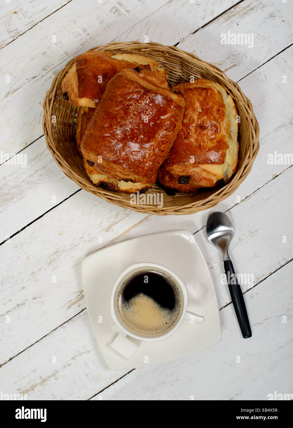 Petit-déjeuner français composé de café et pâtisseries sur tableau blanc Banque D'Images