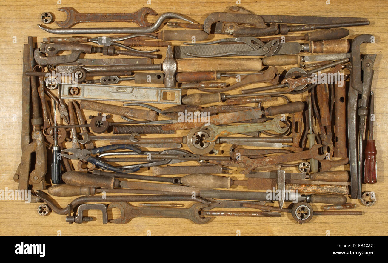 Divers outils de vieilles et rouillées, étendu sur une table en bois. Banque D'Images