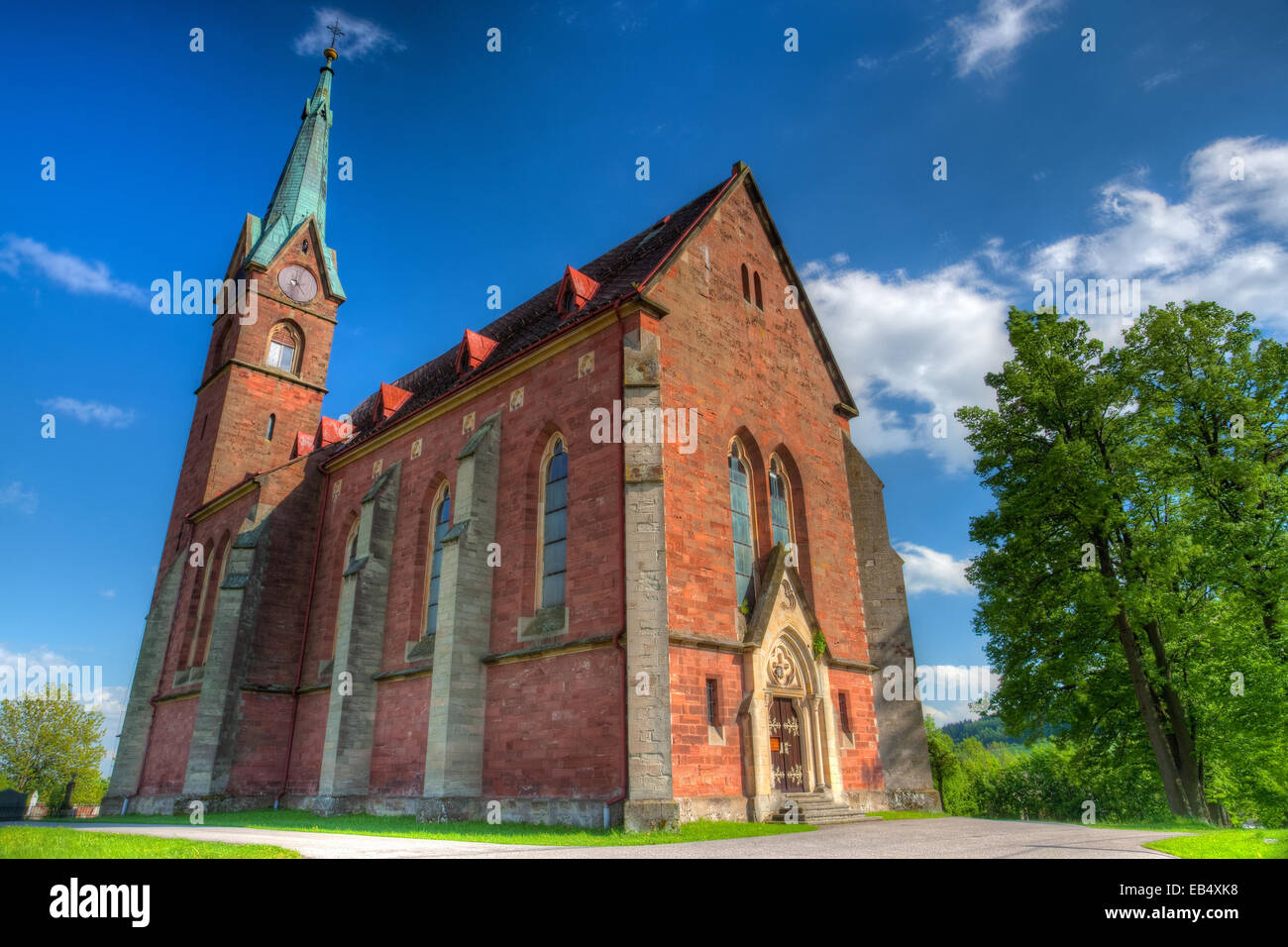 Eglise rouge historique dans Zalesni Lhota, La Bohême de l'Est - image HDR Banque D'Images