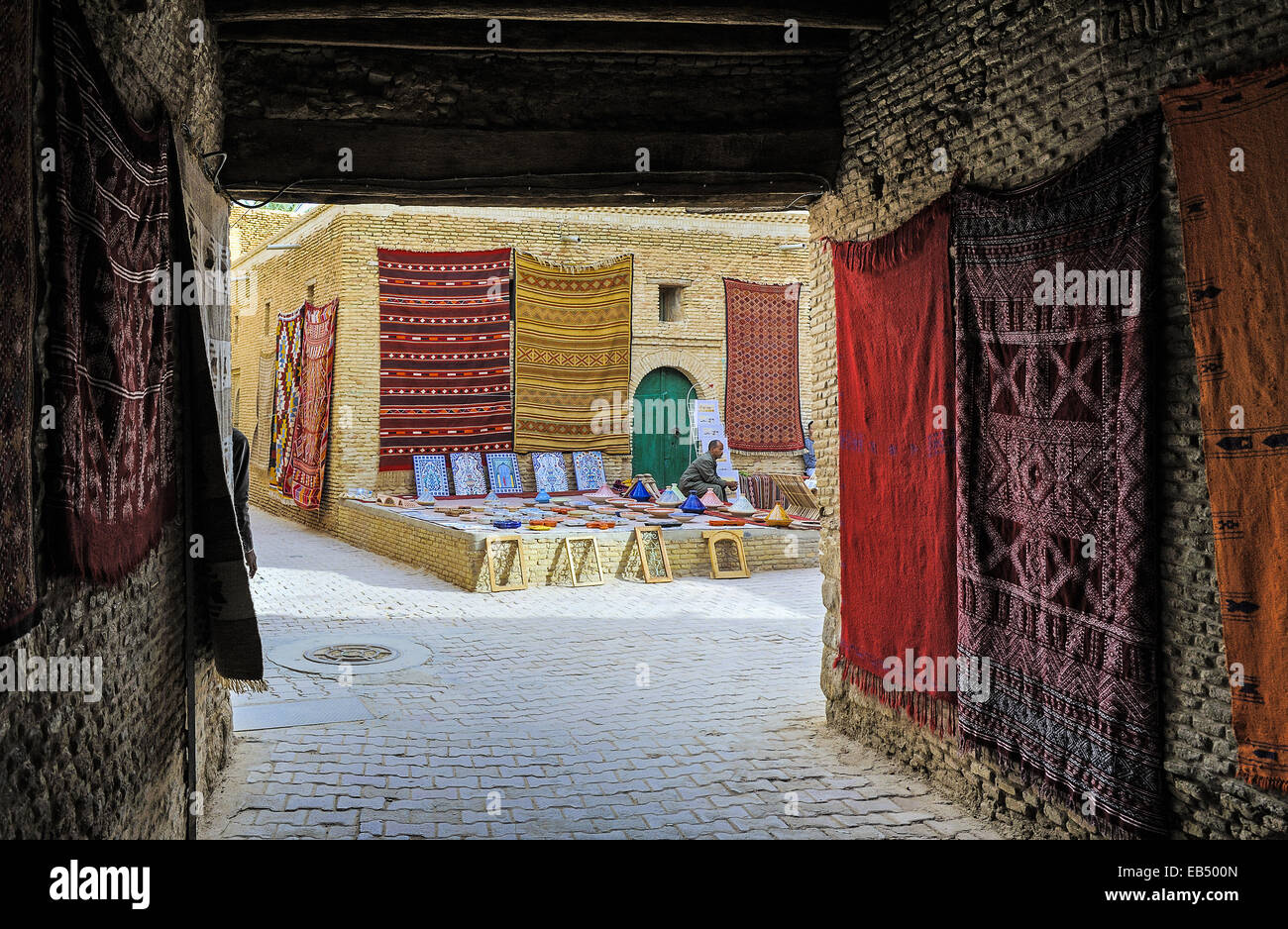Au sud de la Tunisie, Tozeur,stand d'artisanat dans la brique décoré medina Banque D'Images