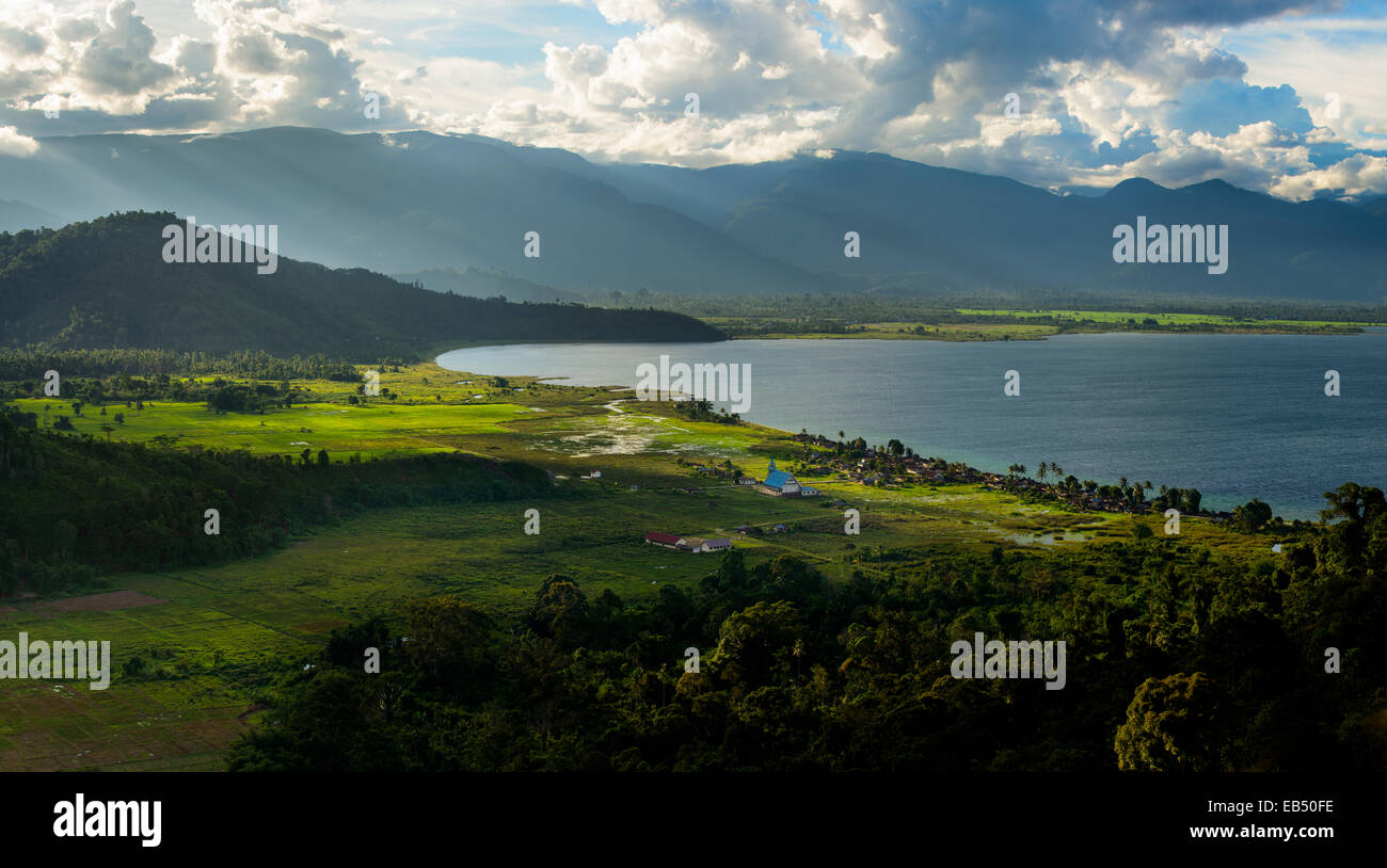 Village au lac Danau poso, Sulawesi, Indonésie Banque D'Images