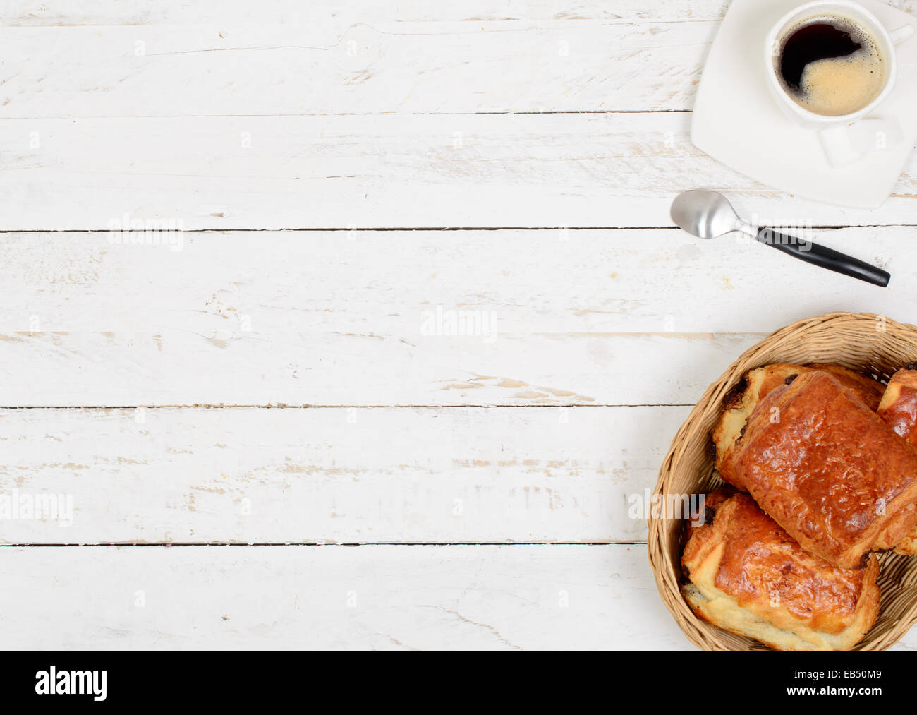 Petit-déjeuner français composé de café et pâtisseries sur tableau blanc Banque D'Images