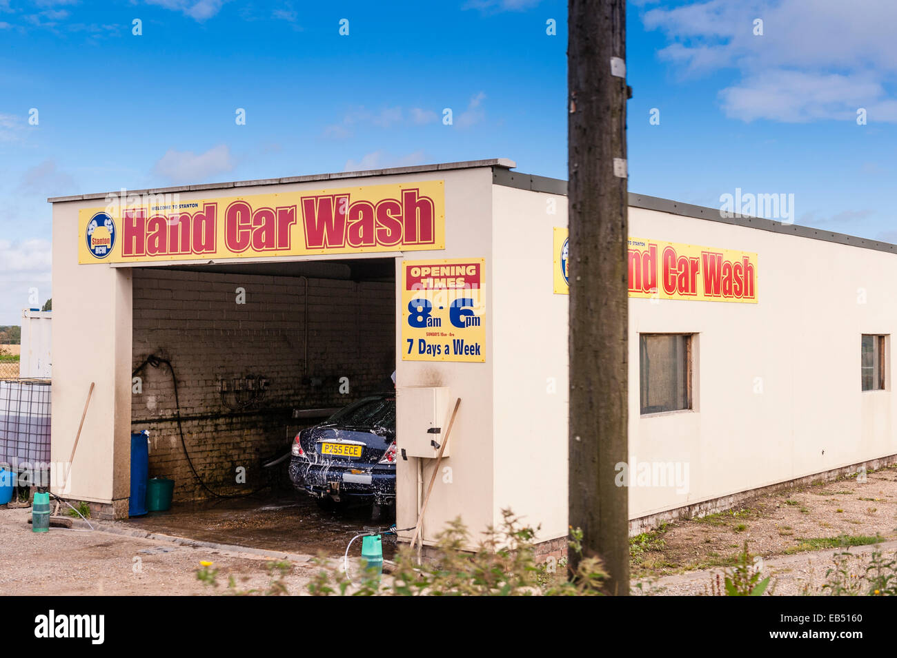 Un lavage de voiture à la main sur le côté de la route au Royaume-Uni Banque D'Images