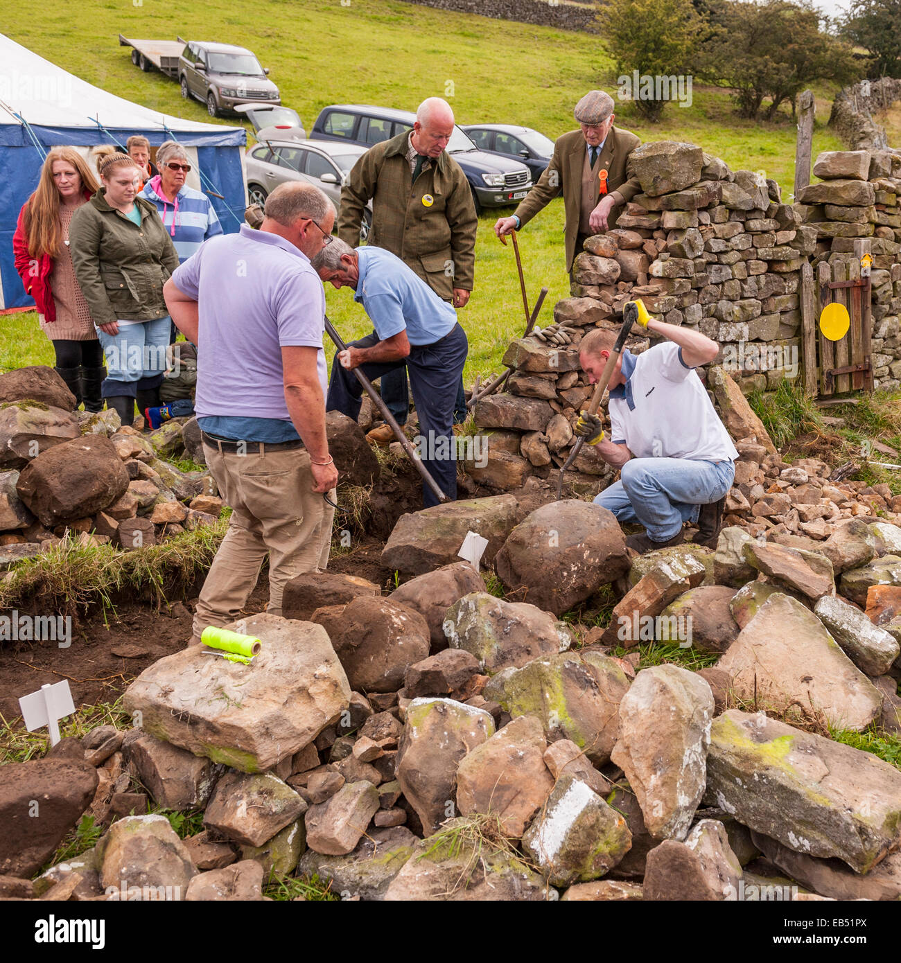 Un mur de pierres sèches à la concurrence construction Reeth show , Swaledale dans le Yorkshire Dales dans le Yorkshire , Angleterre , Angleterre , Royaume-Uni Banque D'Images