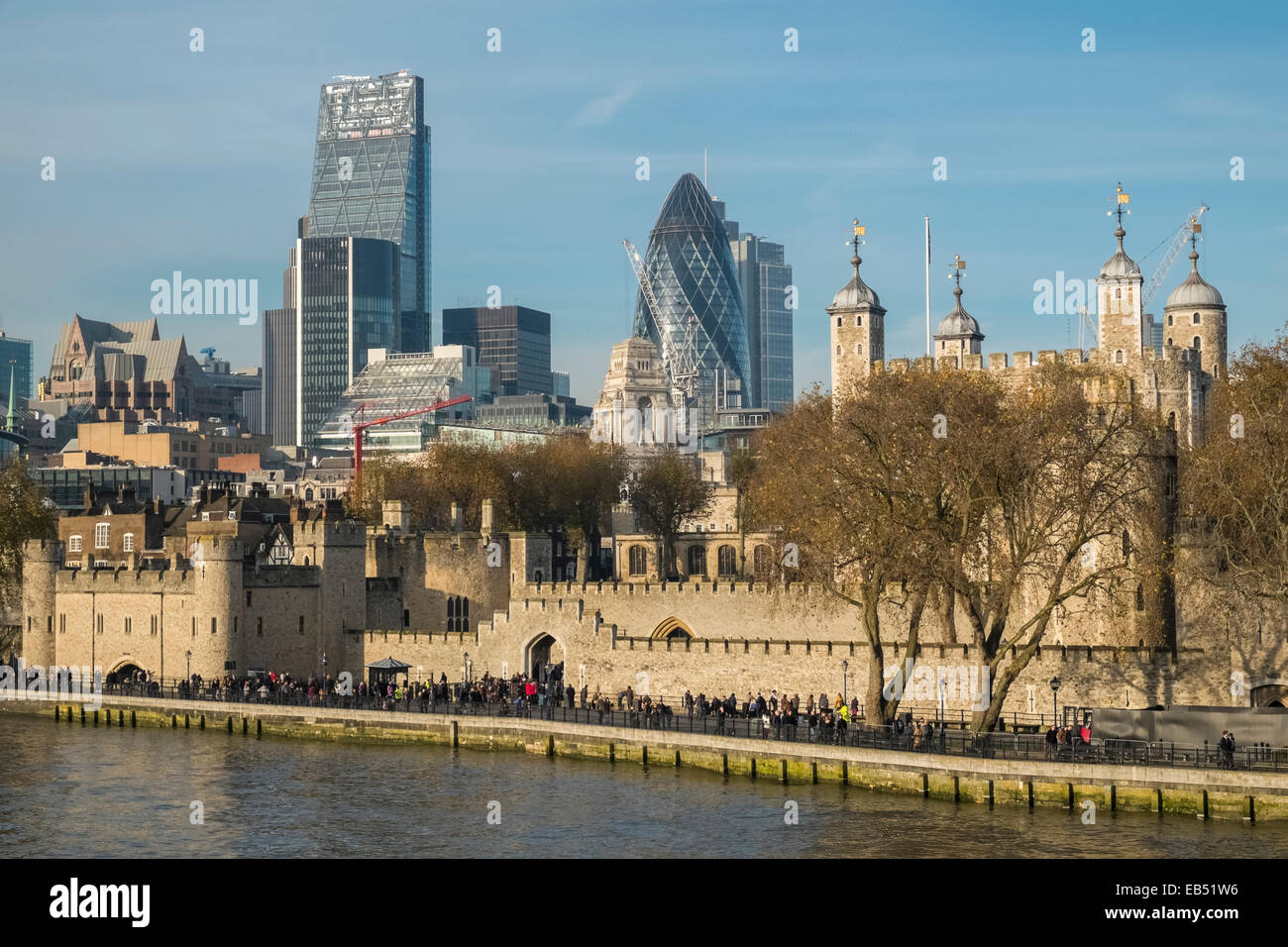 Riverside historique moderne et traditionnel de l'architecture, Londres, Angleterre, Royaume-Uni Banque D'Images