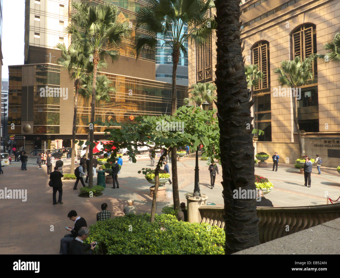 Chine Hong Kong, les gens se reposant dans Sheung Wan public square Banque D'Images