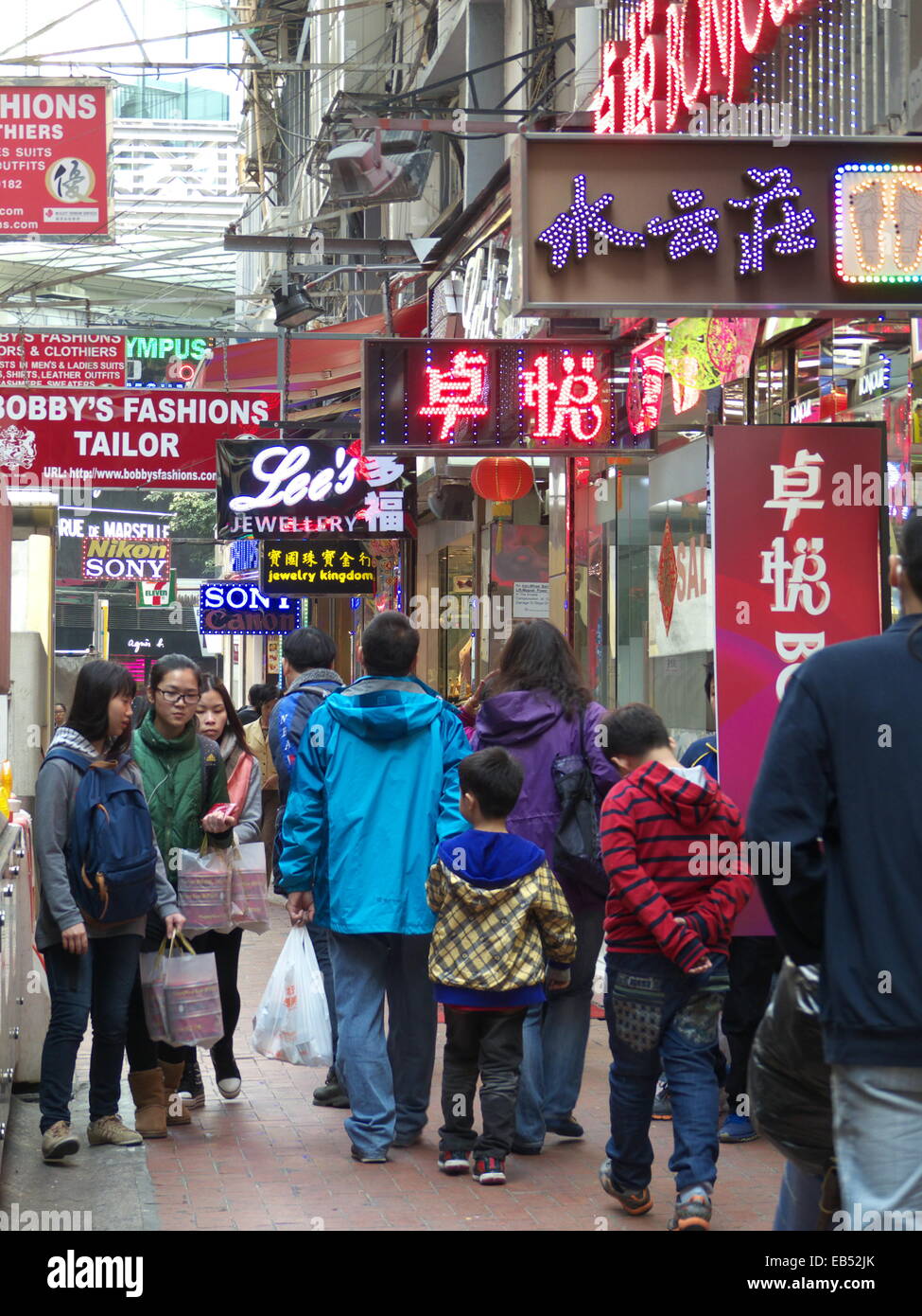 Chine Hong Kong Causeway Bay shopping rue piétons aux navetteurs de district Banque D'Images