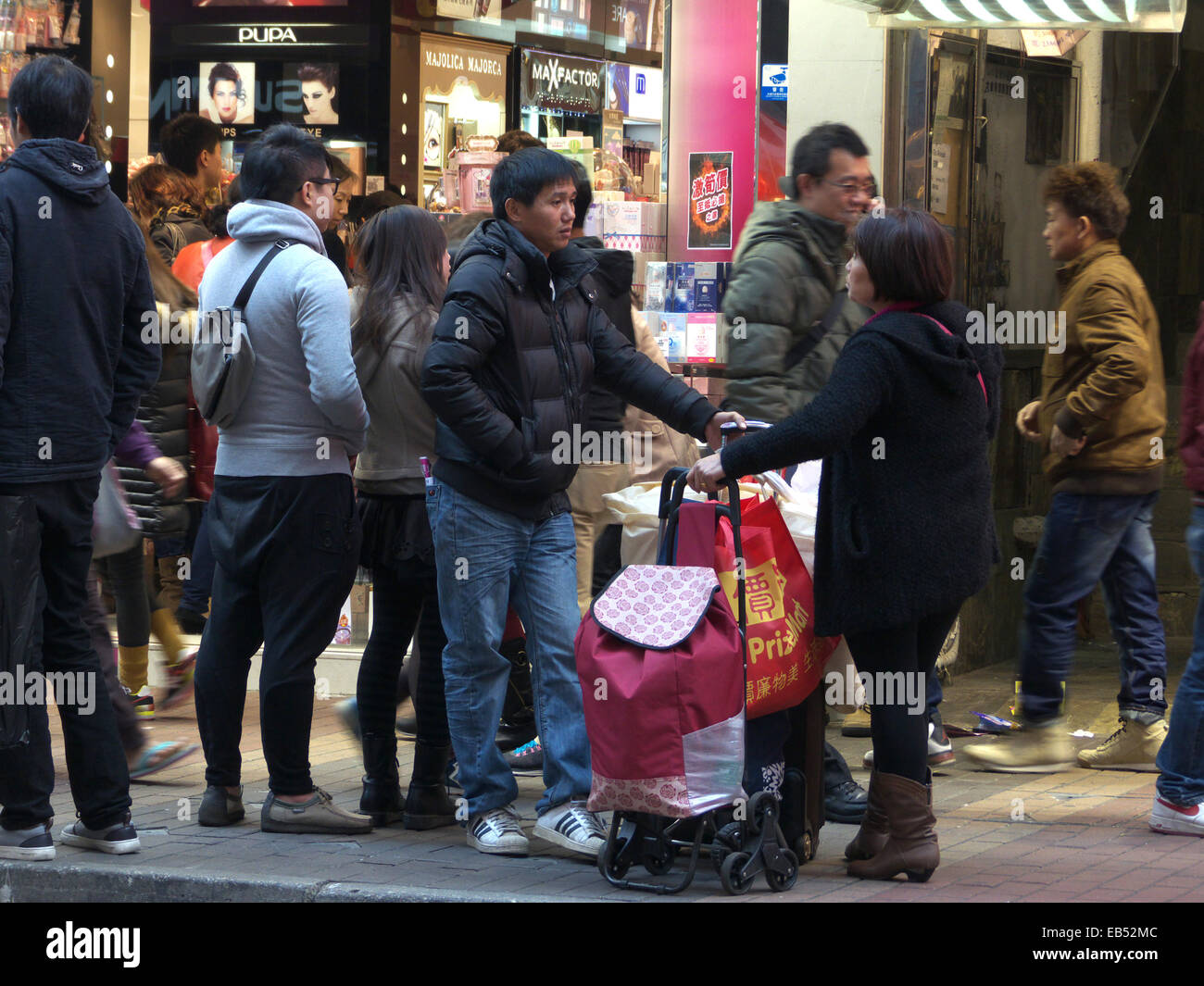 Chine Hong Kong Mainland touristes chinois shopping à Hong Kong, transport des bagages ou panier Banque D'Images