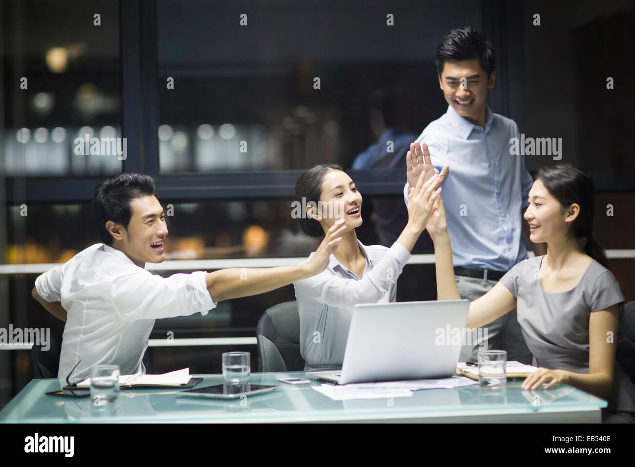 Les jeunes gens d'affaires réunion de haut en fiving Banque D'Images