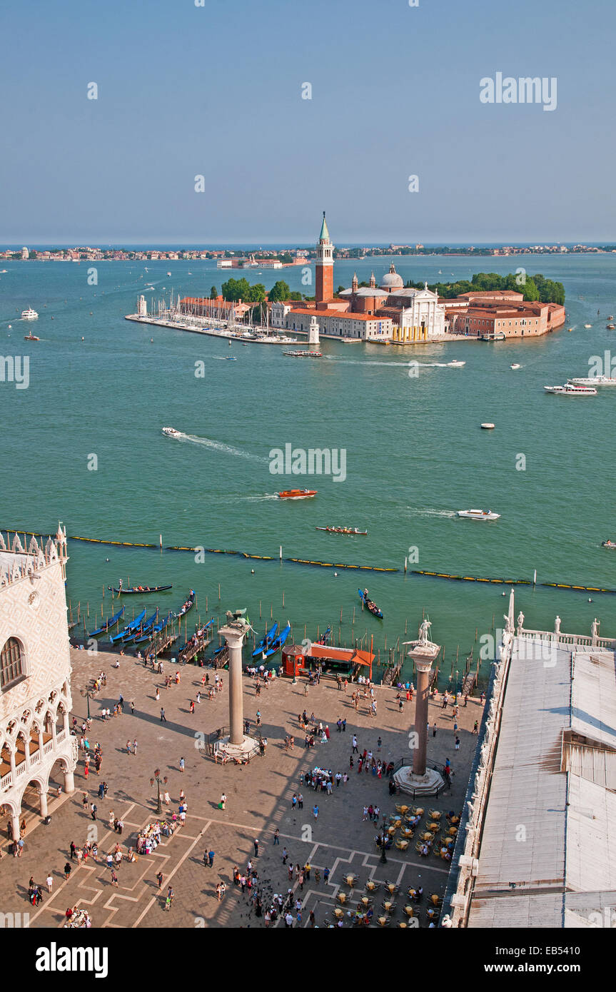 Vue sud du clocher St Marc Venise Italie montrant Piazzetta et île de San Giorgio Maggiore avec Lido et la mer au-delà de V Banque D'Images