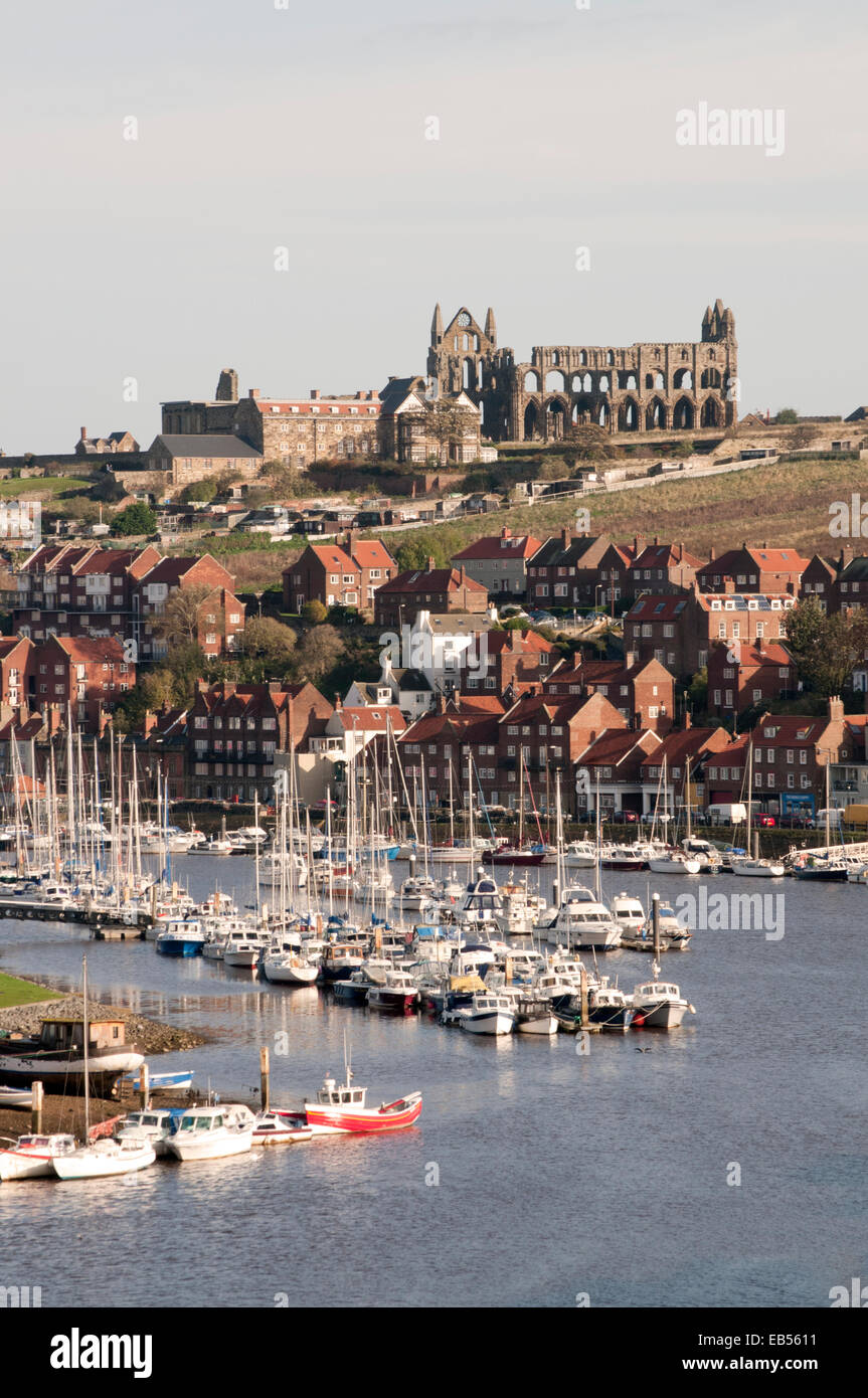 Whitby, North Yorkshire avec l'abbaye et Abbey House Banque D'Images