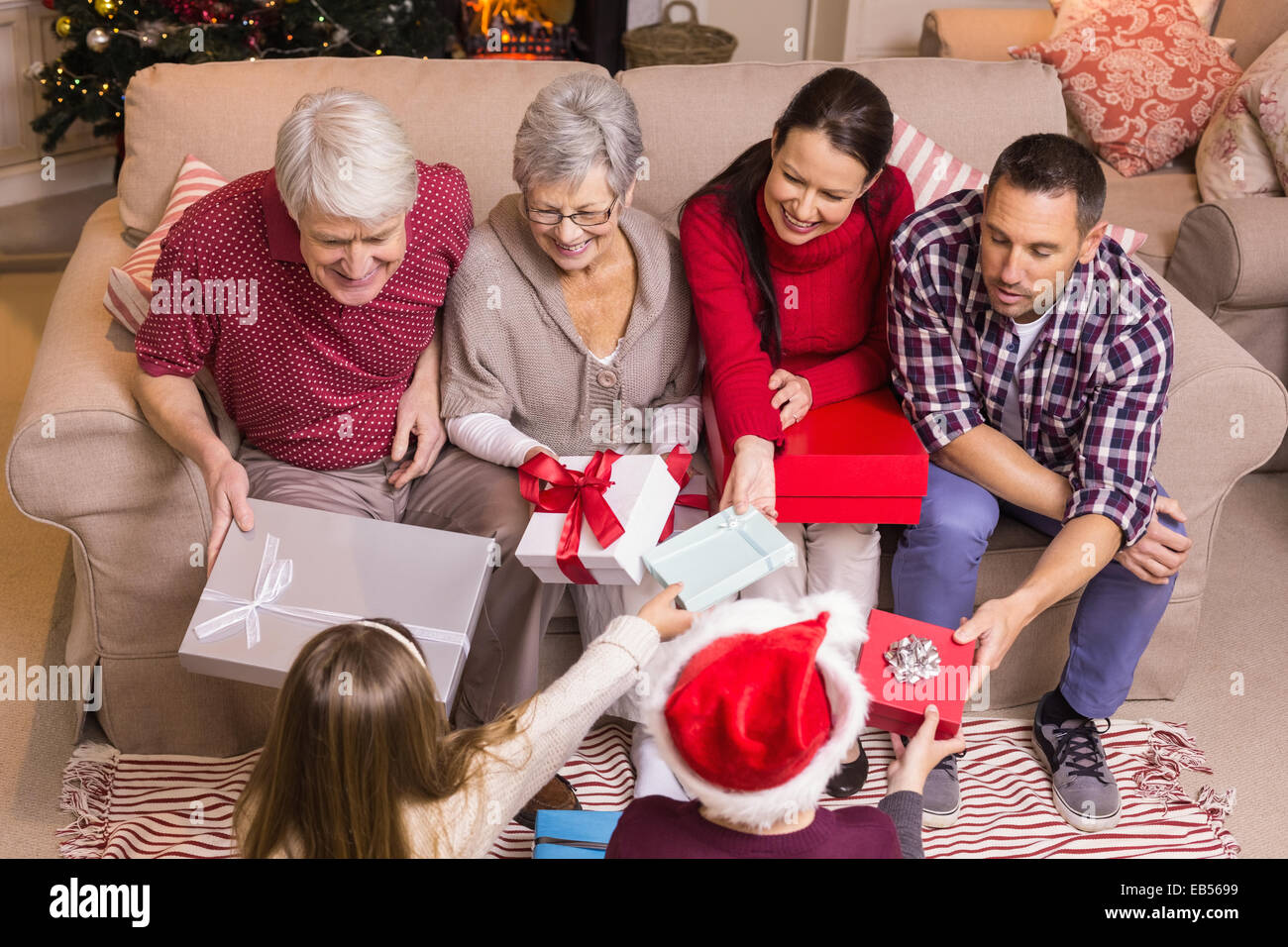 Famille heureuse l'échange de cadeaux à Noël Banque D'Images