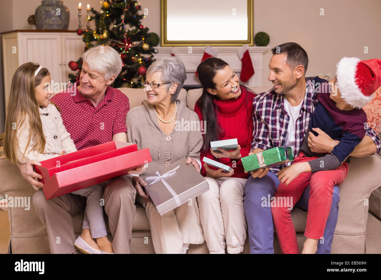 Fêtes familiales à Noël cadeaux d'ouverture Banque D'Images