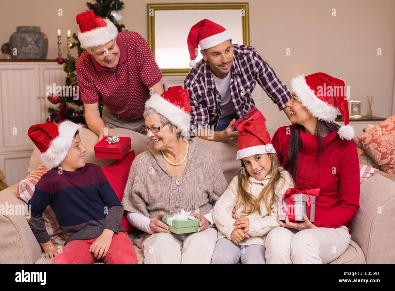 Happy Family exchanging christmas gifts Banque D'Images