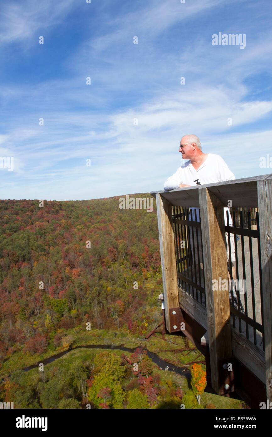 L'homme sur plate-forme d'observation, d'admirer le feuillage d'automne dans la vallée de la rivière Banque D'Images