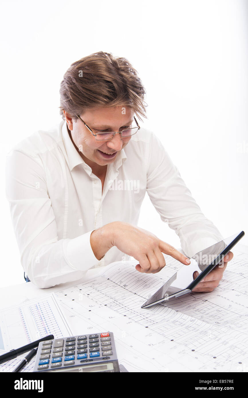 Businessman using tablet PC in office isolated over white. Projet sur la table Banque D'Images