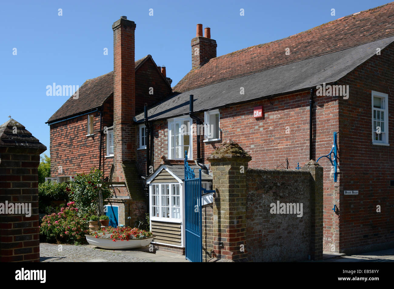Belle maison de briques et de tuiles dans le village de Bosham. West Sussex. L'Angleterre. Brook House Banque D'Images