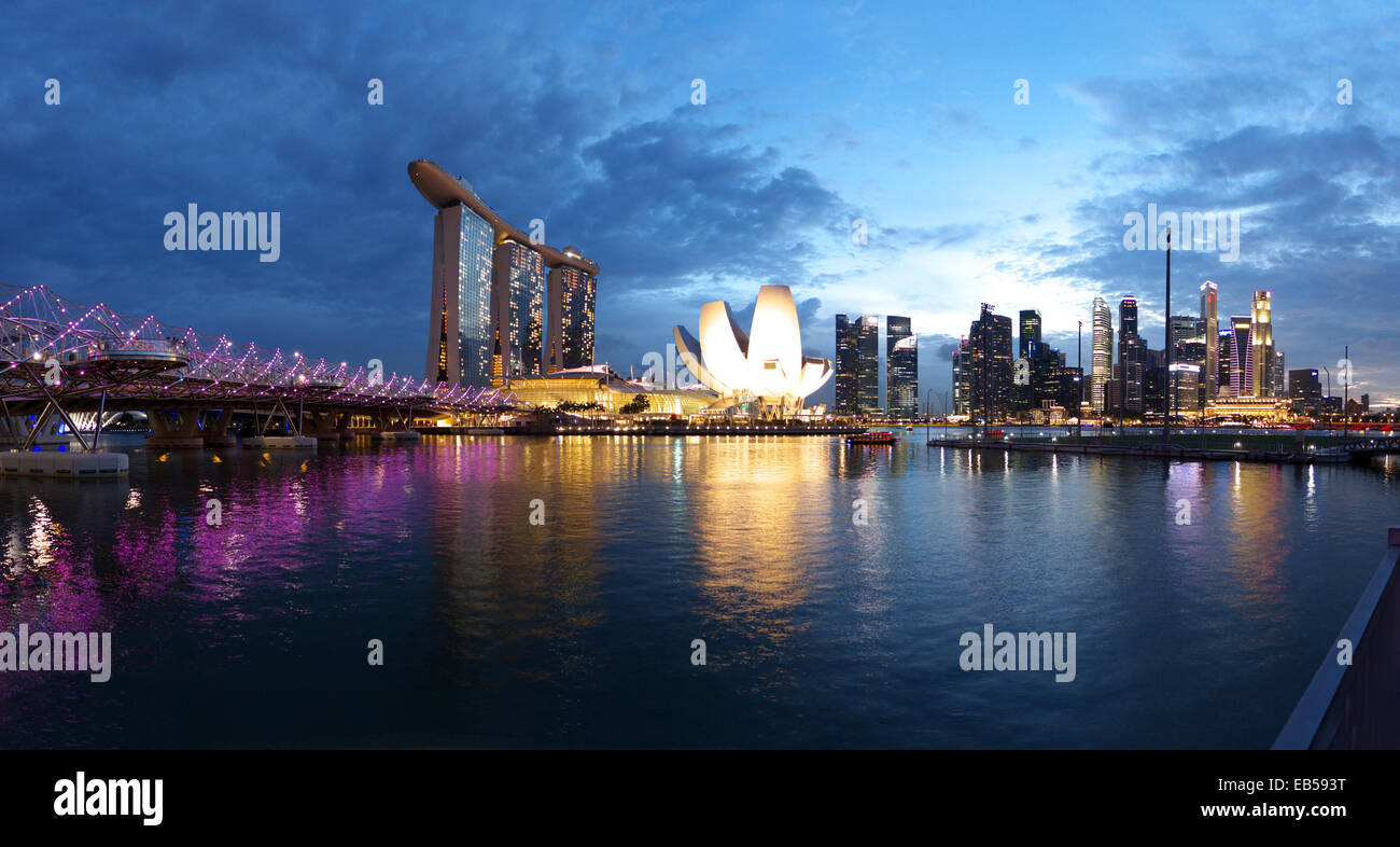 L'Asie du Sud Est Singapour spectaculaire Skyline Marina Bay Metropolis dans ciel nuageux Banque D'Images