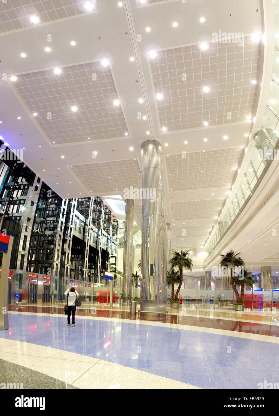 L'Aéroport International de Dubai UAE moderne architecture arrivée départ passagers trafic voyageur tourisme touristique de vacances Banque D'Images