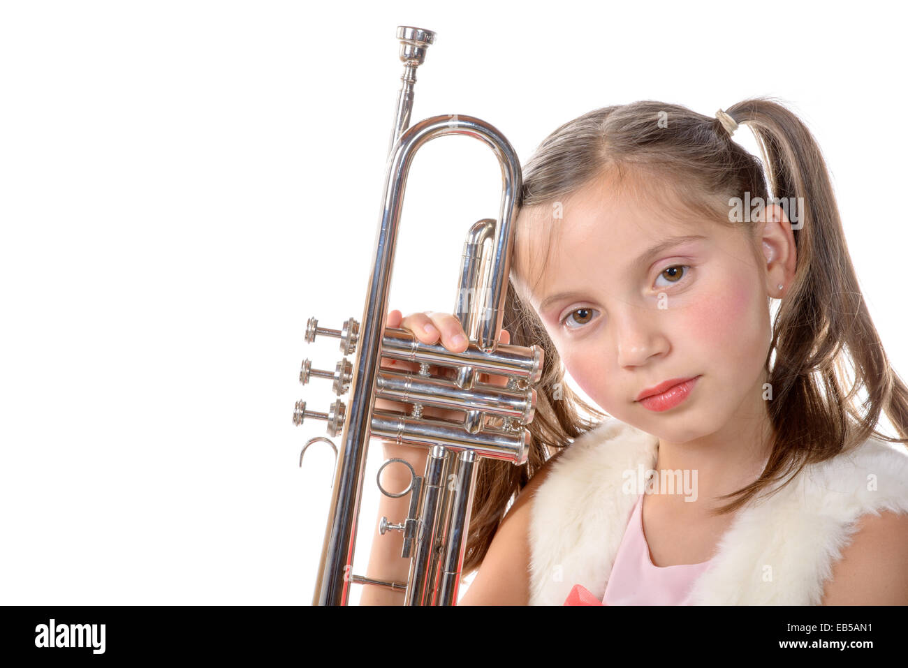 Une jolie petite fille avec un oeil à la trompette sur le fond blanc de l'appareil photo Banque D'Images