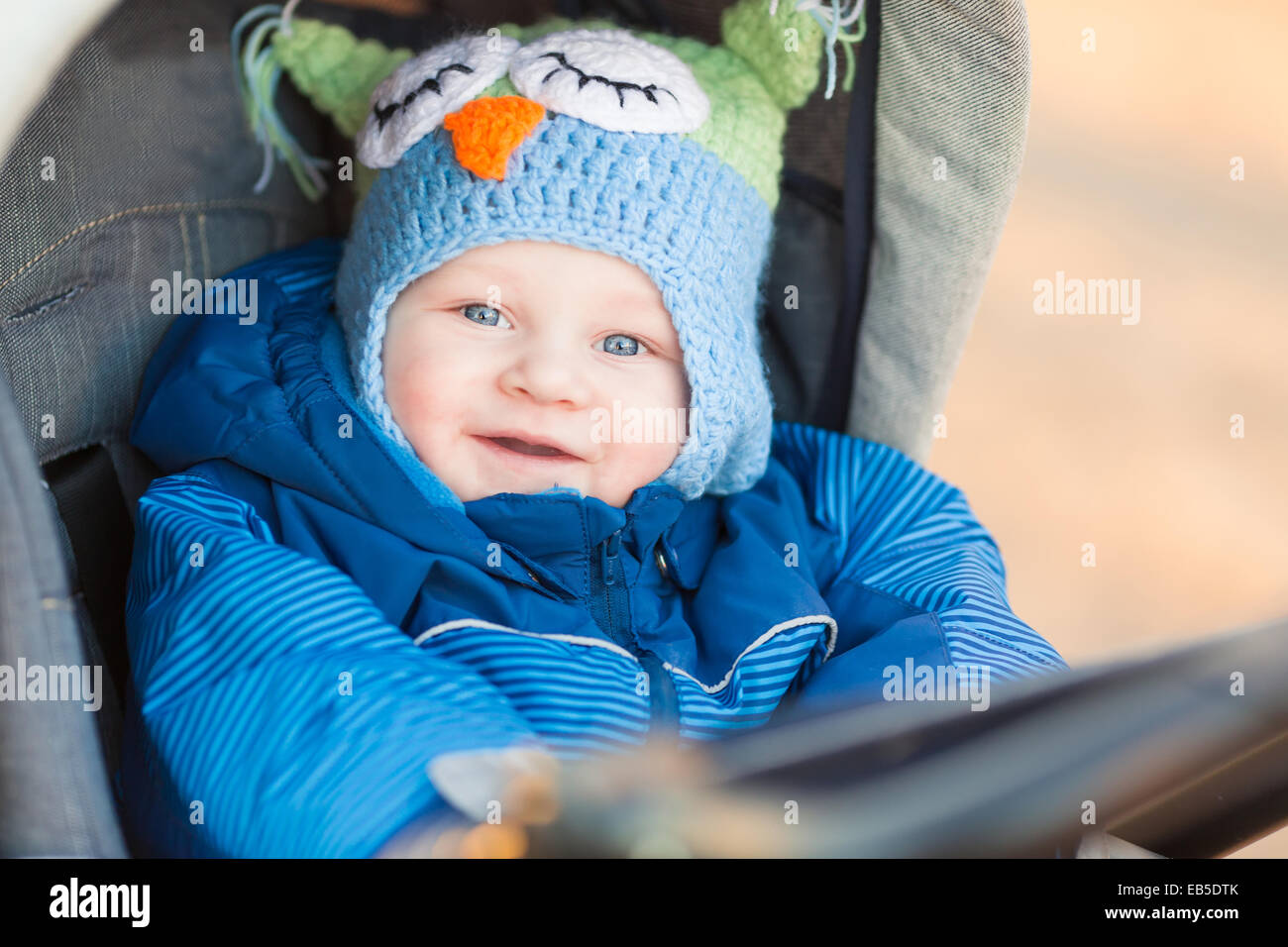 Mignon petit bébé dans une poussette piscine Banque D'Images