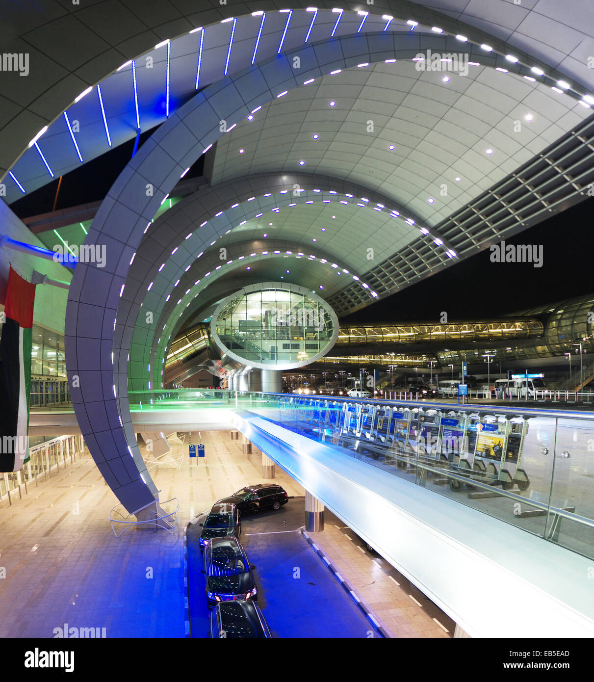 L'Aéroport International de Dubai UAE moderne architecture arrivée départ passagers trafic voyageur tourisme touristique de vacances Banque D'Images