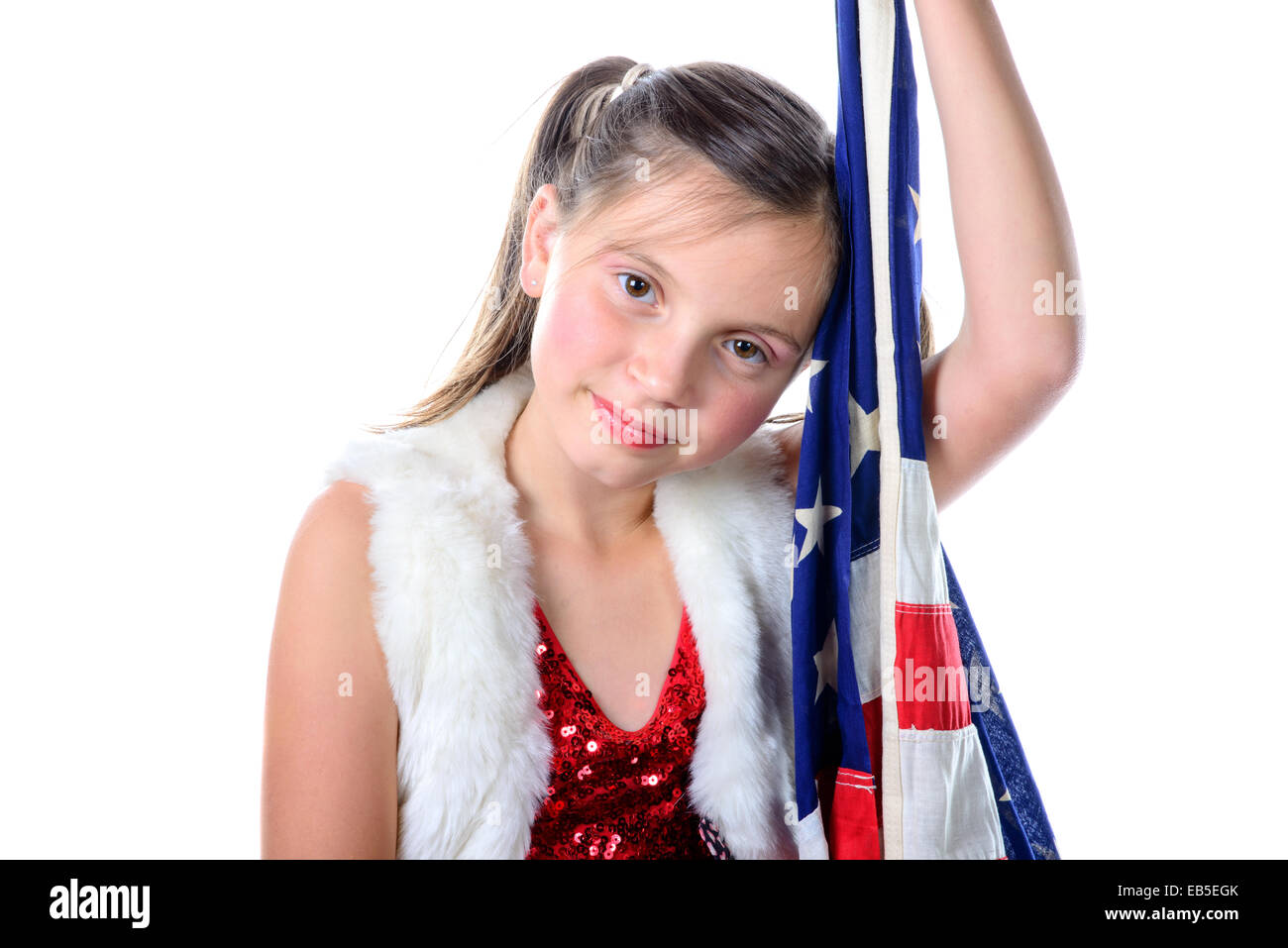 Une jolie petite fille avec un drapeau américain sur le fond blanc Banque D'Images