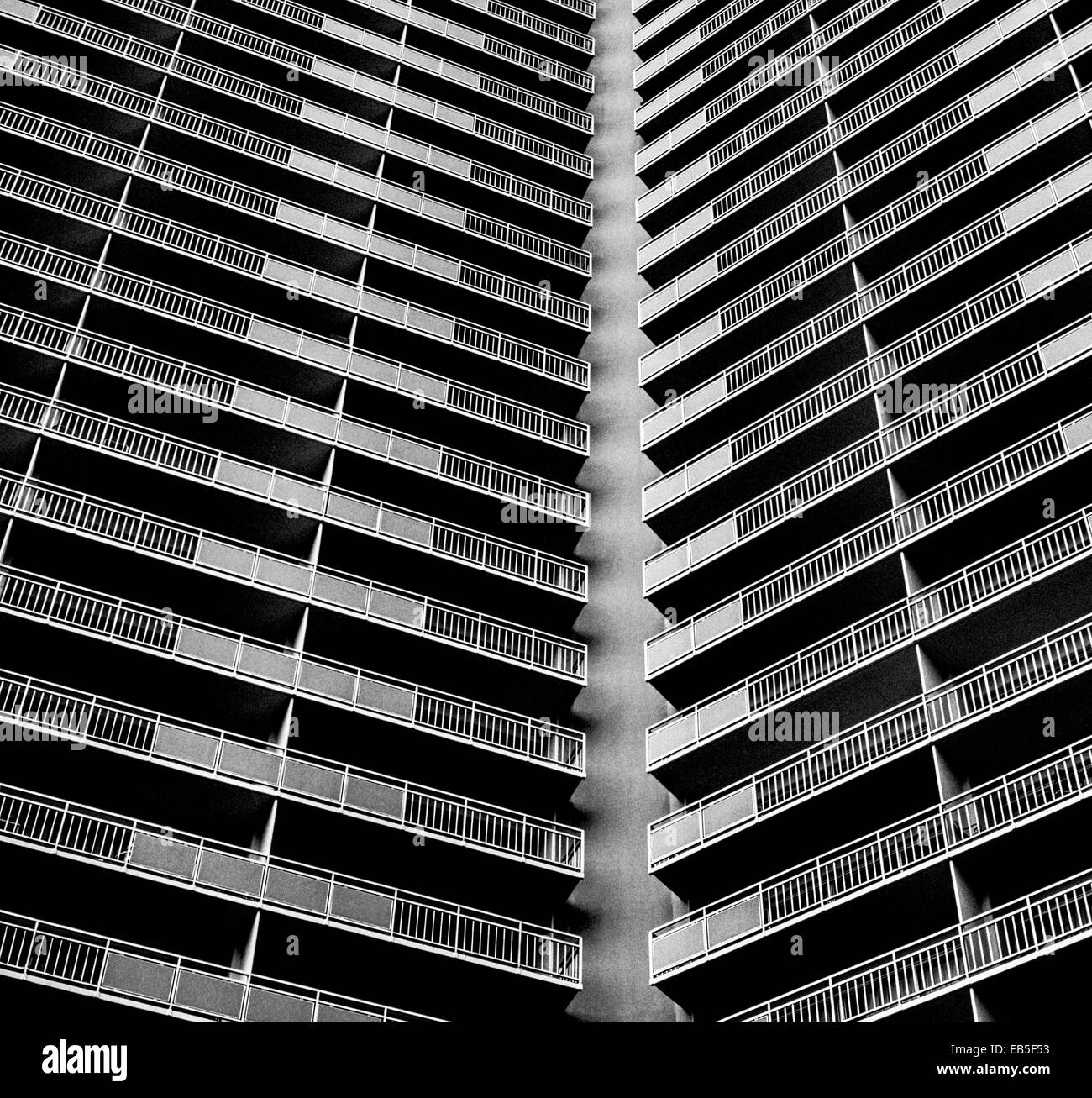 Les lignes droites d'un balcon de l'hôtel de créer un modèle d'un moderniste au milieu du 20e siècle de style d'architecture. Photo noir et blanc. Banque D'Images