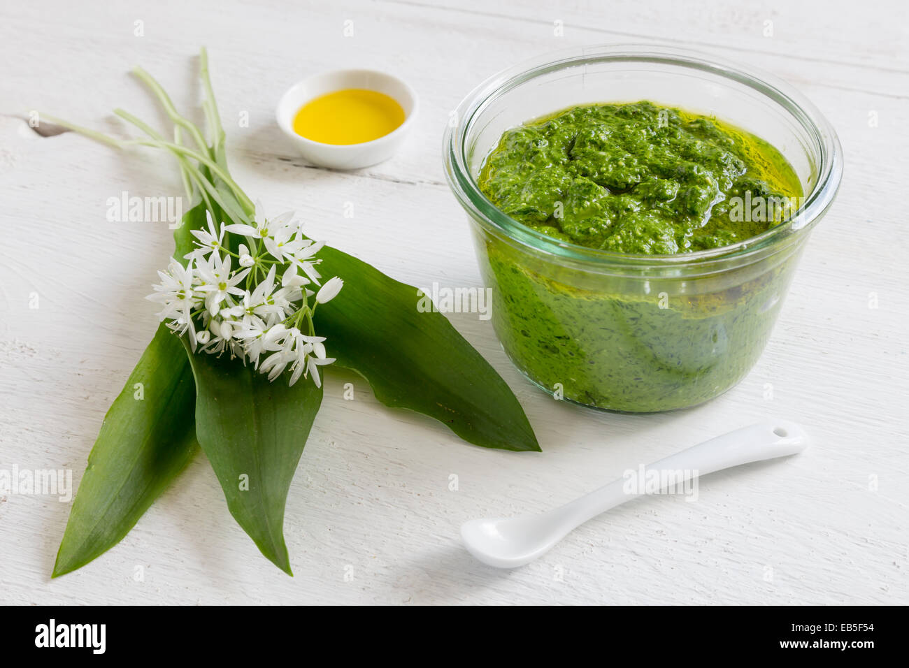 Le pesto à l'ail sauvage dans un bocal. Banque D'Images