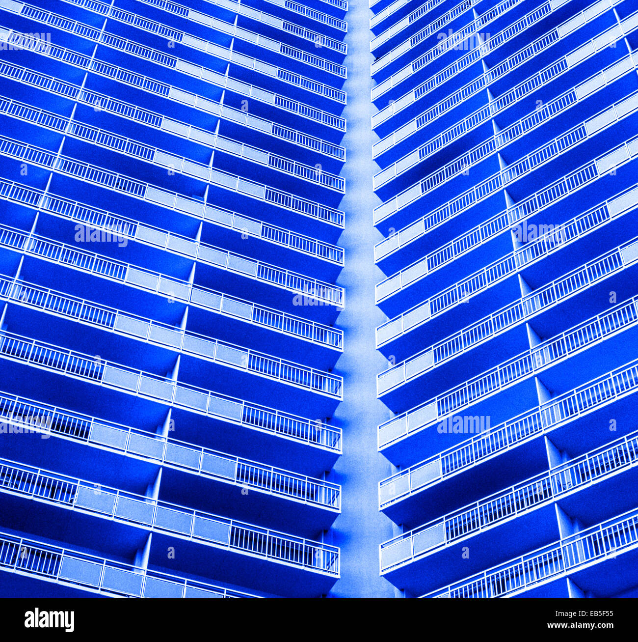 Les lignes droites d'un balcon de l'hôtel de créer un modèle d'un moderniste au milieu du 20e siècle de style d'architecture. Photo couleur numérique. Banque D'Images
