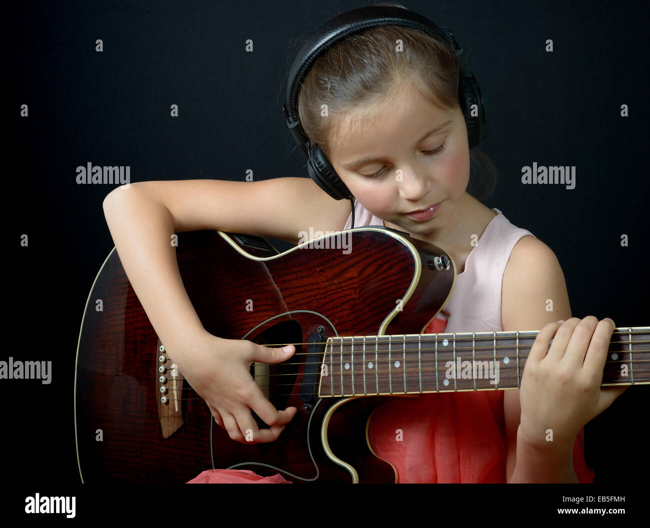 Petite fille avec guitare
